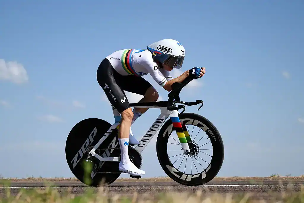 Ciclista de contrarreloj en posición aerodinámica sobre una bicicleta de crono